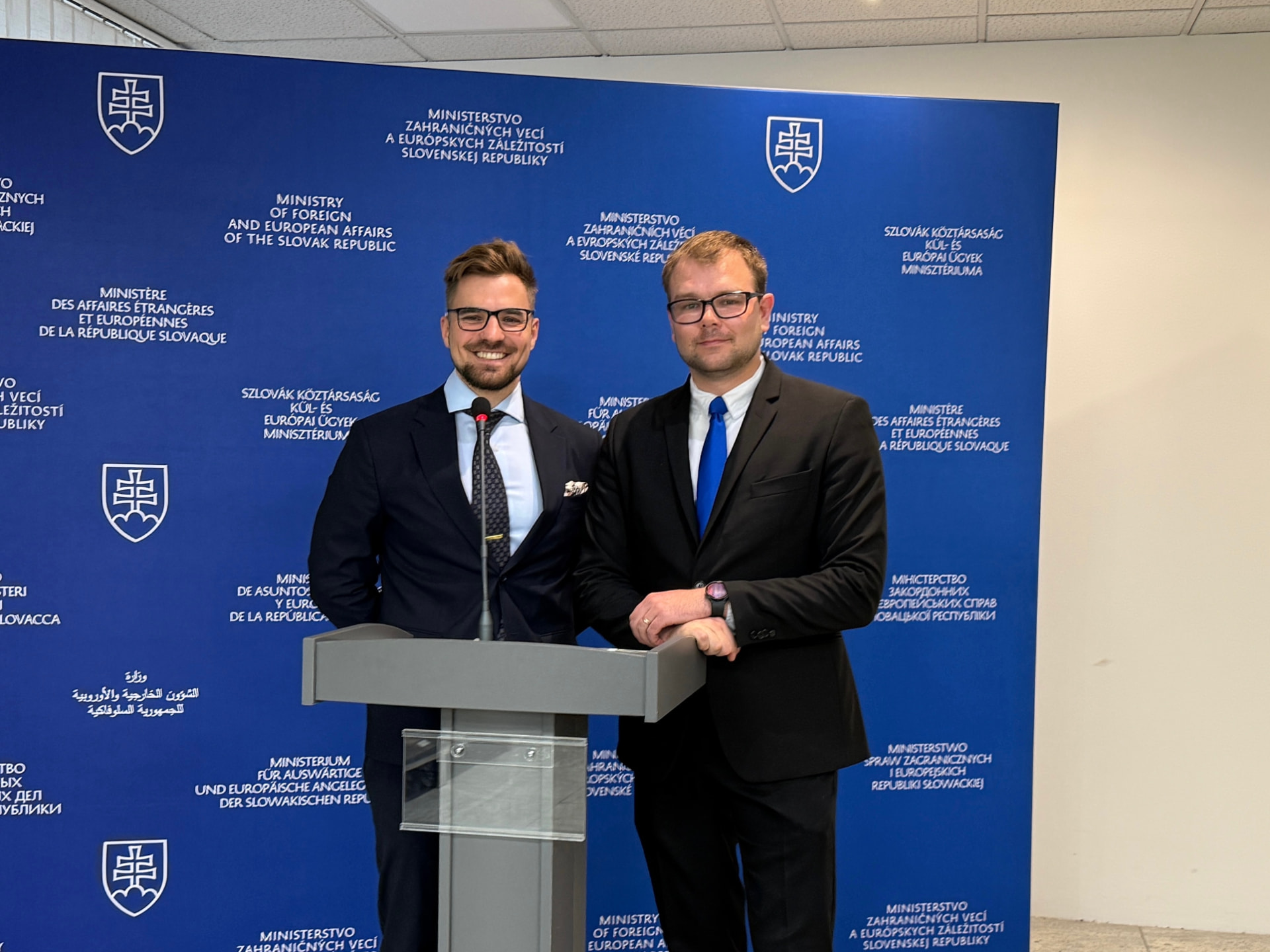 Ján Mrázik pri diskusii o rozširovaní medzinárodnej spolupráce na Ministerstve zahraničných vecí SR