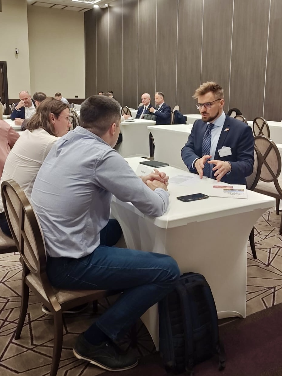Ján Mrázik v rozhovore s biznis partnermi